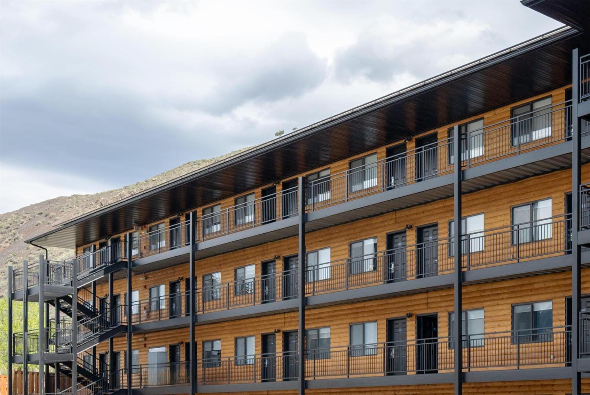 Travelodge By Wyndham Gardiner Yellowstone Park North Entr Exterior photo